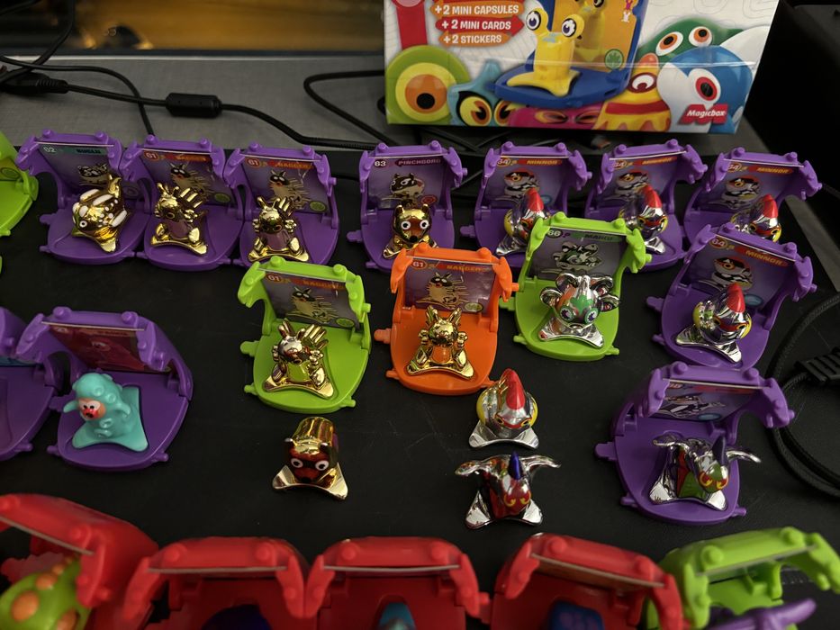 Wielka kolekcja Star Monsters 158 sztuk figurek, kapsuły, naklejki