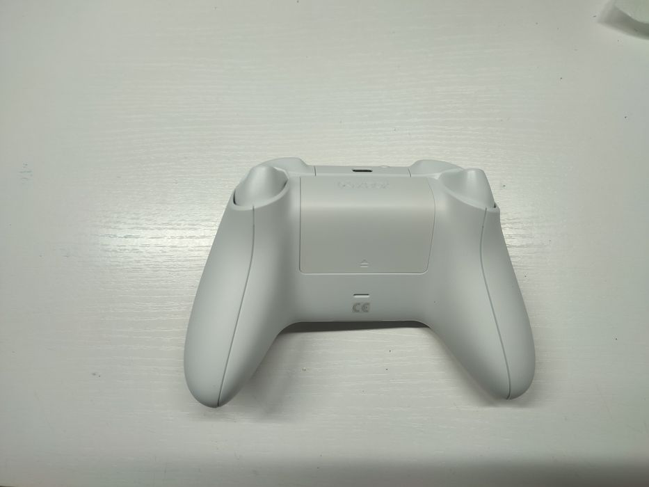 Pad Xbox series x z analogiami TMR