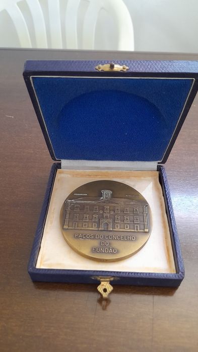 Medalhão comemorativo Fundão