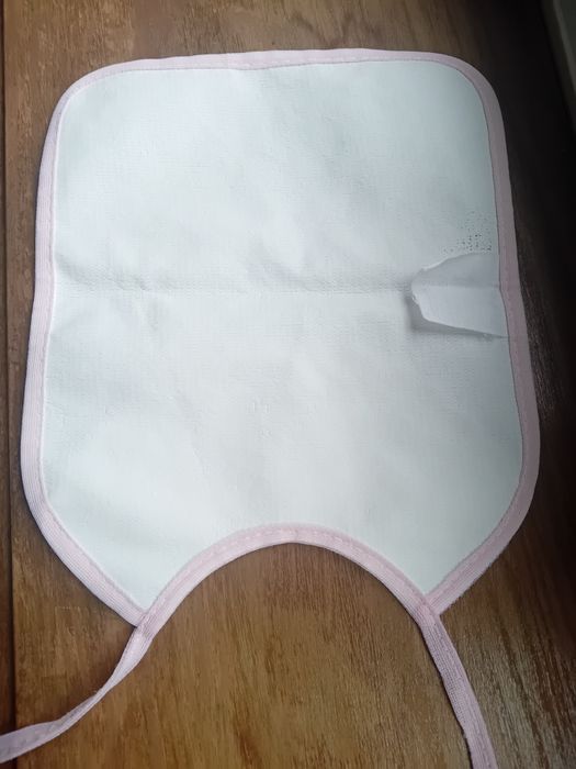 Lençol de alcofa novo e 1babete usada