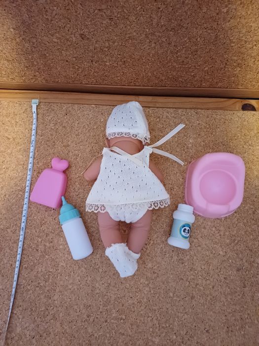 Boneca bebé com roupas e acessórios.