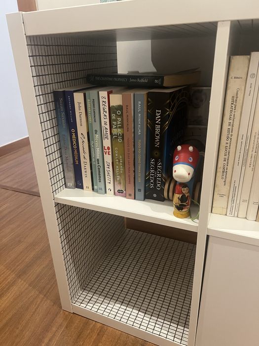 Estante IKEA KALLAX branca 77x147 cm com portas