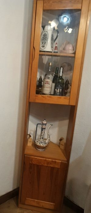 Móvel de canto em madeira