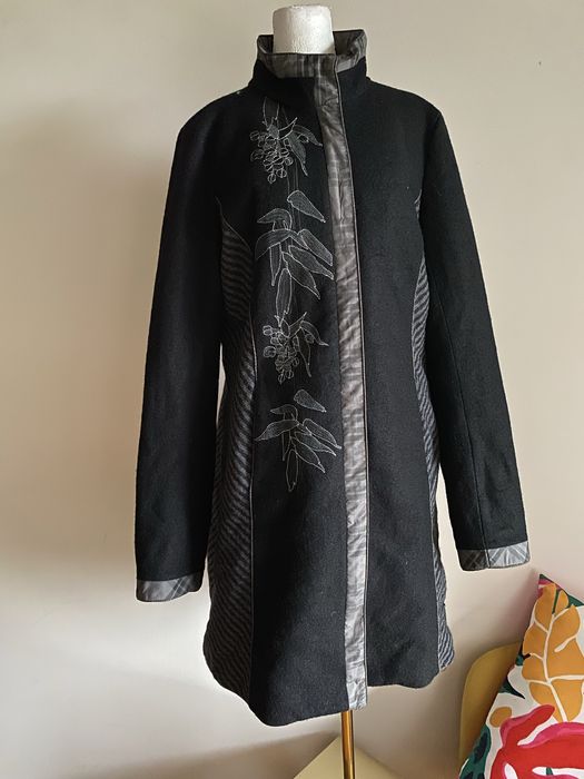 Czarny wełniany płaszcz haftowany zdoobiony artystyczny