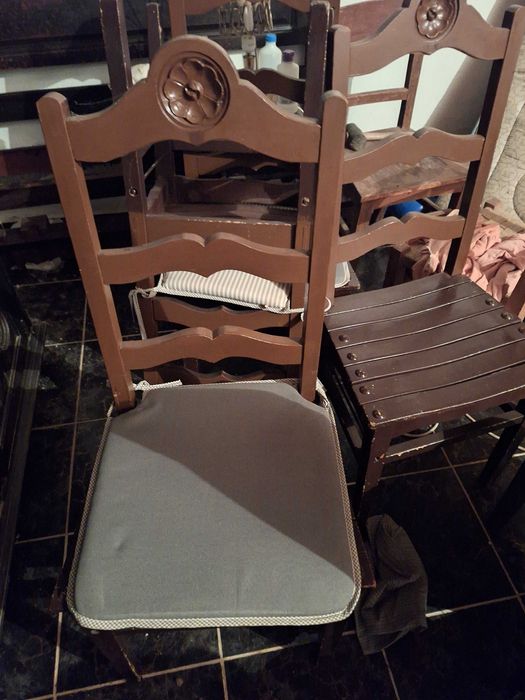 Cadeiras de varios tipos em bom estado