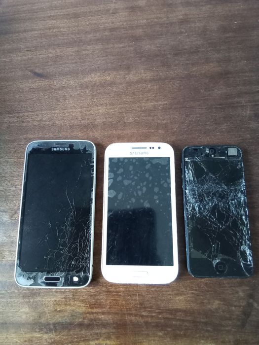 3 telemóveis para peças