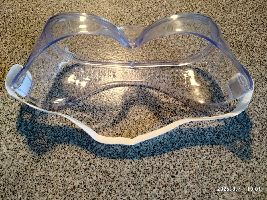 Защитные очки для работы с электроинструментом