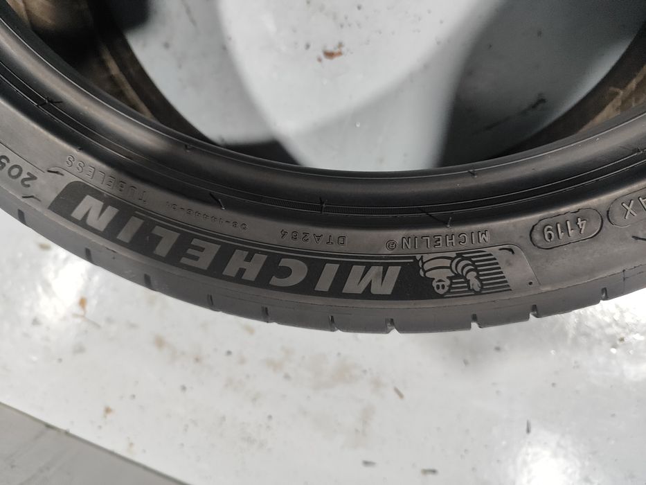 2 pneus semi novos 205-40R18 Michelin - Oferta dos Portes