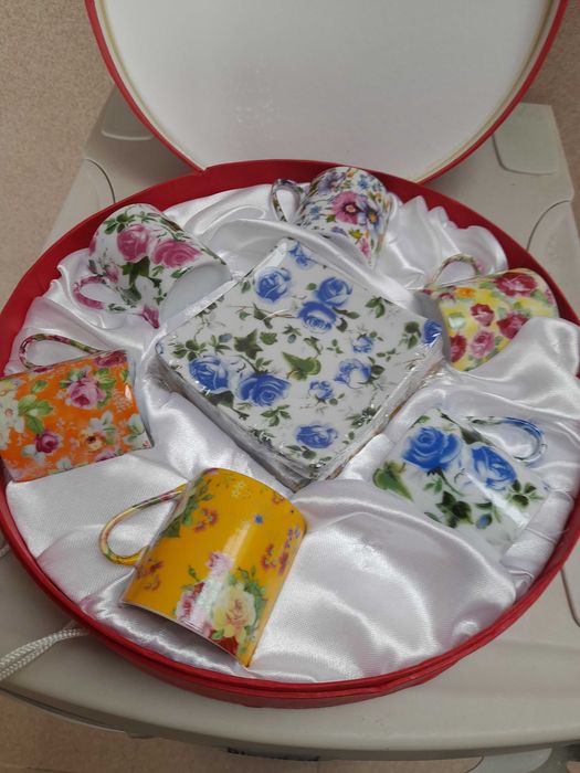 Conjunto de chávenas de café com os pires