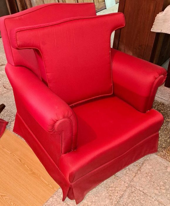 2 Poltronas Clássicas Estofadas – Conforto e Estilo Intemporal