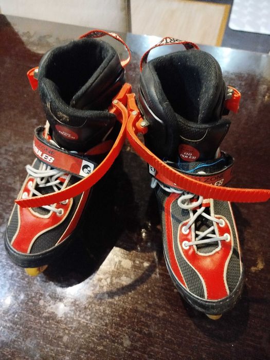 Patins vermelhos e pretos