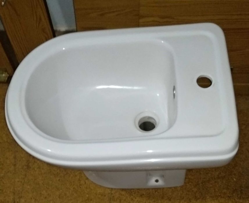 Vendo bidé estado novo marca Induza 20 euros