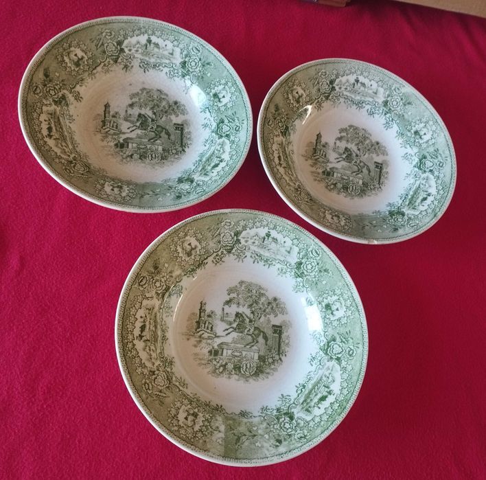 Conjunto de três pratos faiança verde são do modelo "Estátua"