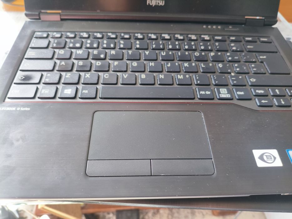 Fugitsu lifebook U 748  com avaria