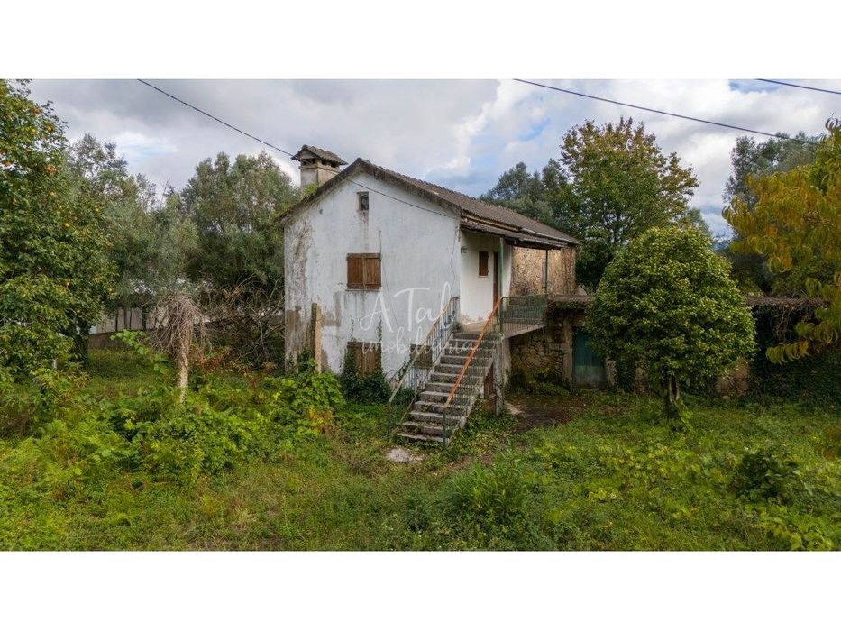 Moradia para Remodelar com 4 Quartos e Lote de 750m² na Correlhã, P...