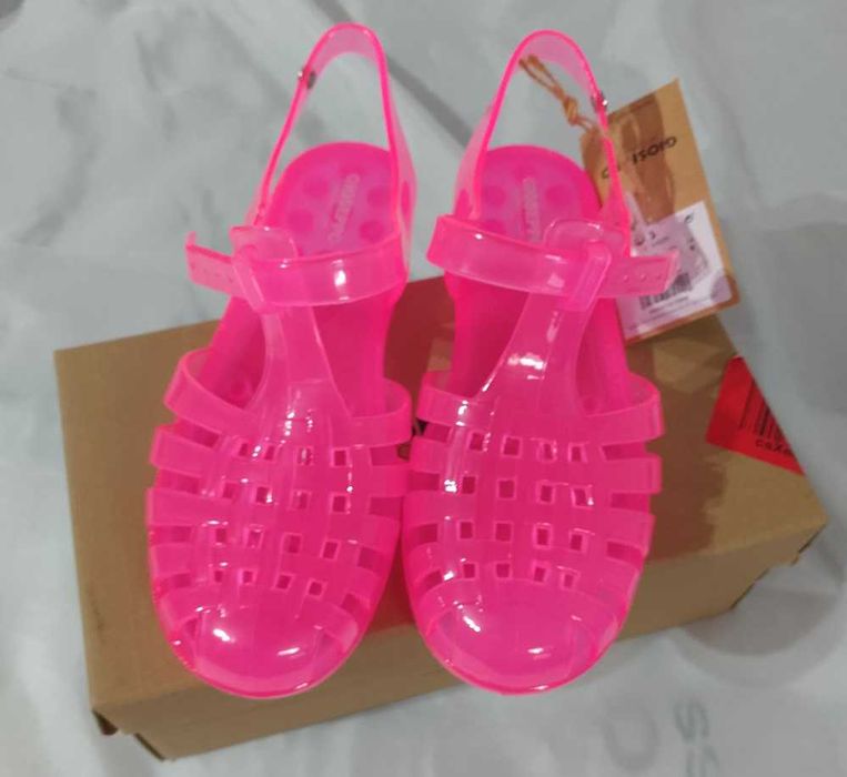 Chinelos tipo caranguejo fúcsia transparente