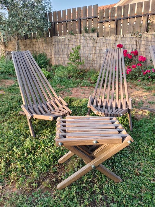 2 espreguiçadeiras e 1 mesa de apoio dobráveis