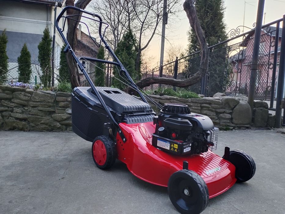 Бензинова самохідна газонокосарка Briggs Stratton 46cm