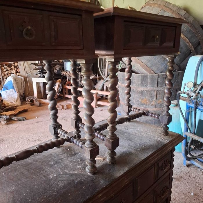 Comoda e mesas cabeceira estilo antigo