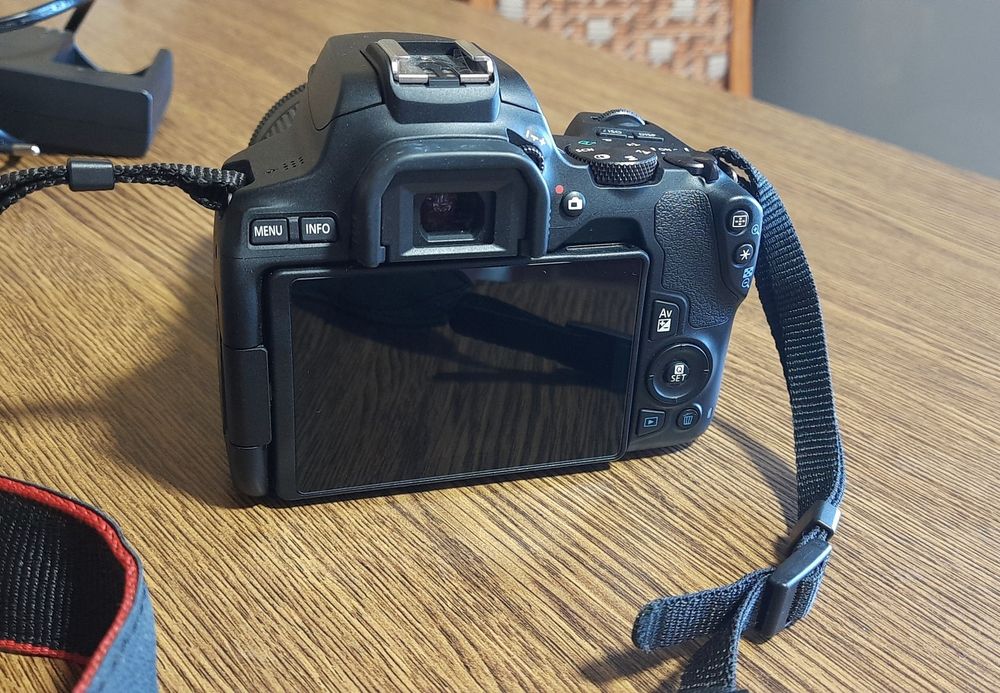 Фотоапарат Canon EOS 250D