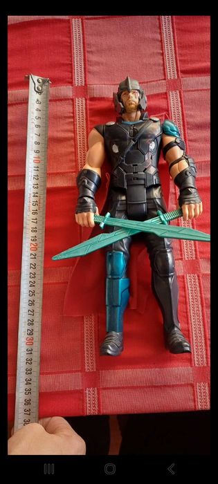 Super heroi Thor com espadas