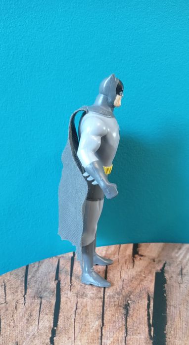 DC Comics NJ Croce Liga Sprawiedliwych szary Batman z peleryną figurka