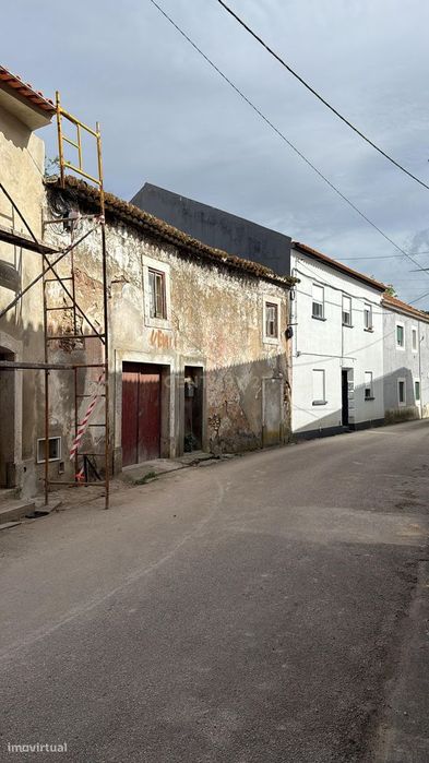 Prédio em estado de ruína, no centro de Runa — Dois Portos E Runa, Lisboa
