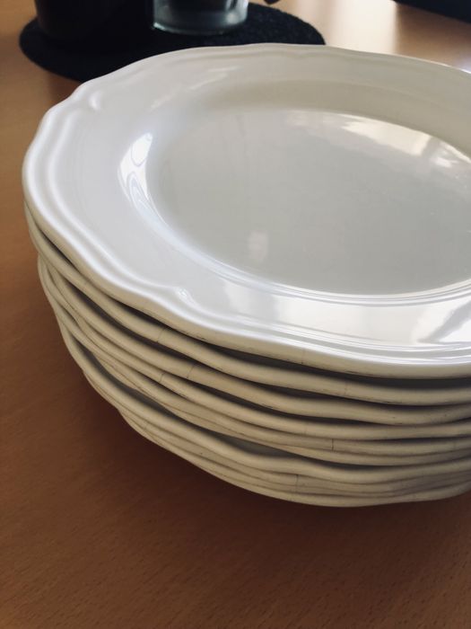 Pratos IKEA porcelânico, tom beje claro