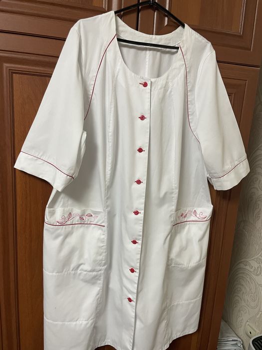 Халат медичний жіночий з вишивкою