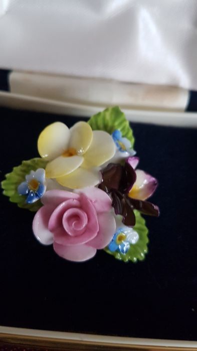 Piękne broszki angielskie