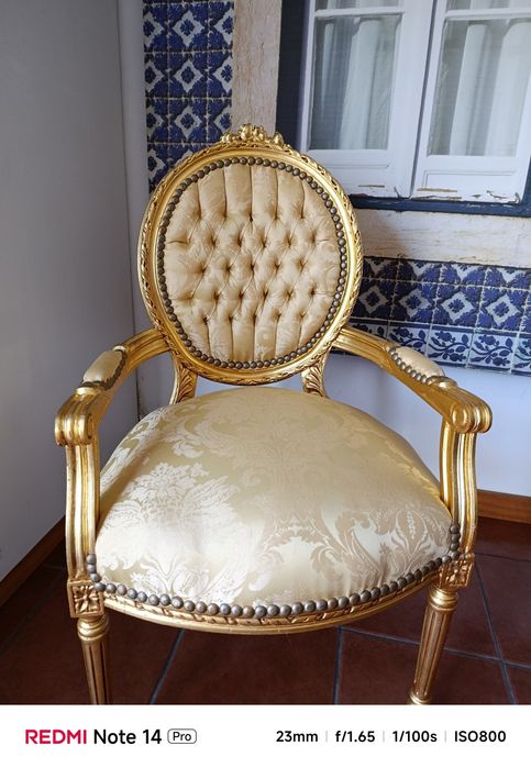 Cadeirão dourado