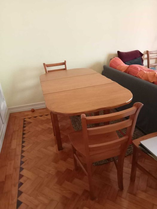 Mesa e Cadeiras em Pinho