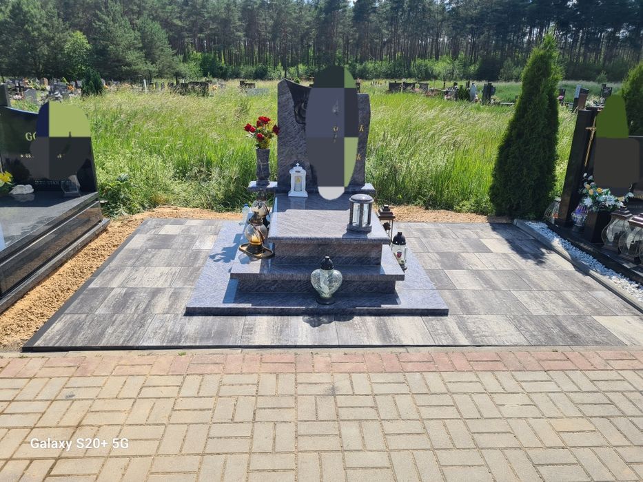 Układanie kostki brukowej wokół nagrobków naprawa kostki na cmentarzu