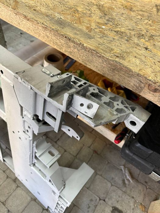 Підрамник Rivian