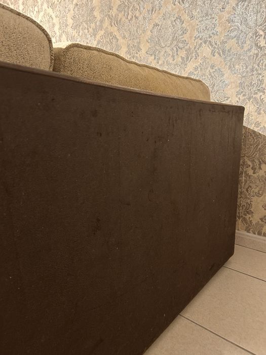 Sofá longo com almofadas