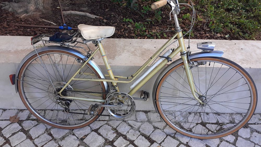 Bicicleta de senhora antiga