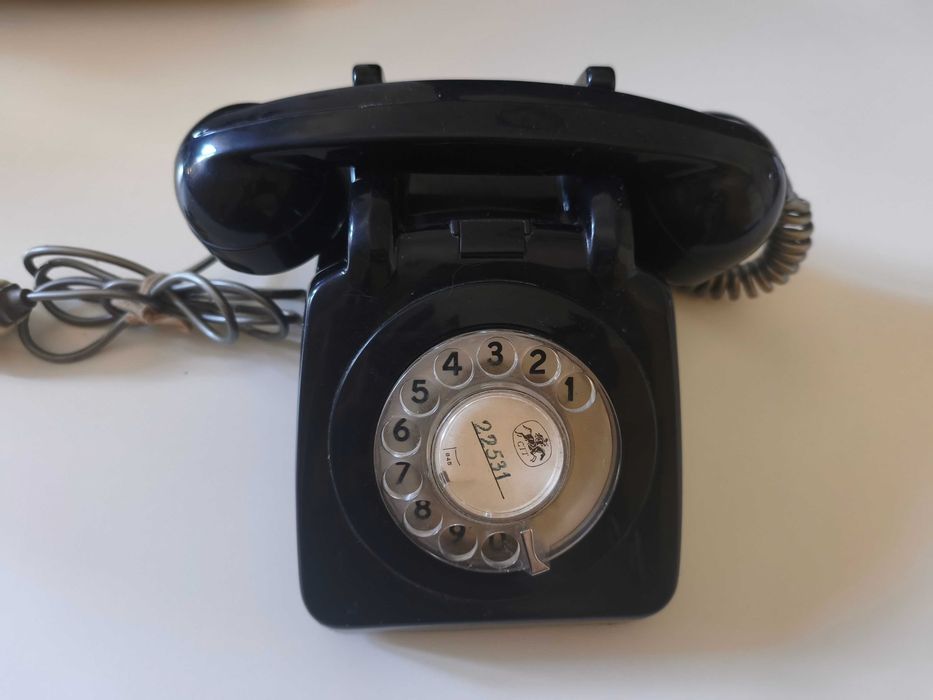 Telefone preto antigo