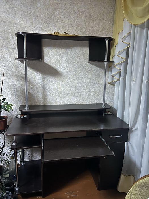 Продаеться Компютерный стол  в хорошем состоянии