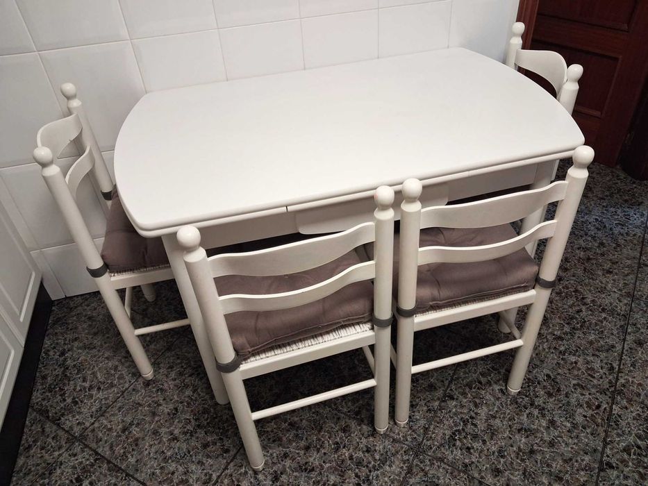 Mesa de jantar branca extensível, com gaveta e 4 cadeiras