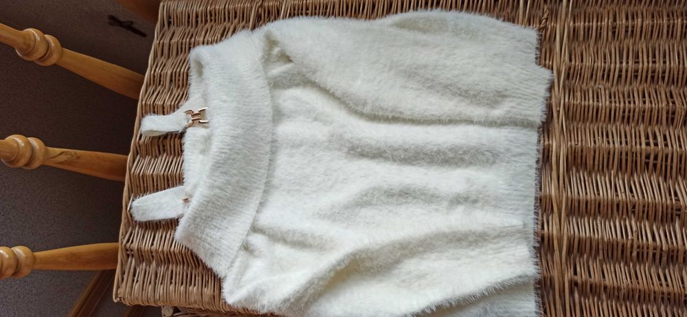 Nowy biały sweter z złotymi klamrami