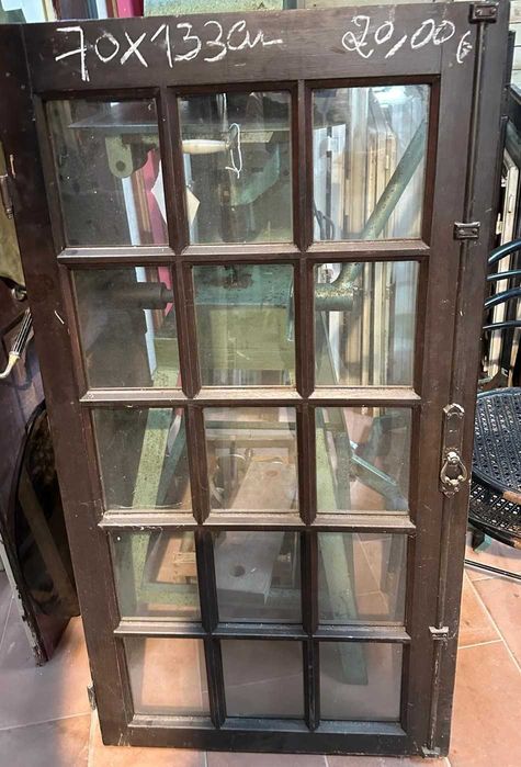 Janelas antigas, quadriculadas, diversas,