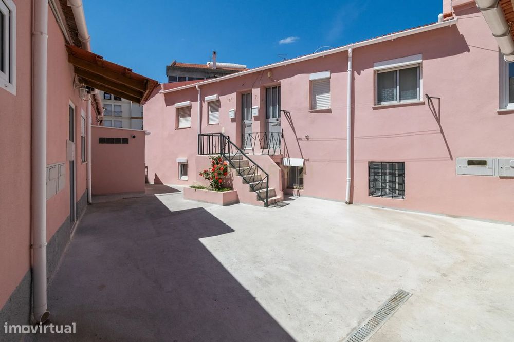 Vila Imperdível: 13 Frações Renovadas  em Sacavém