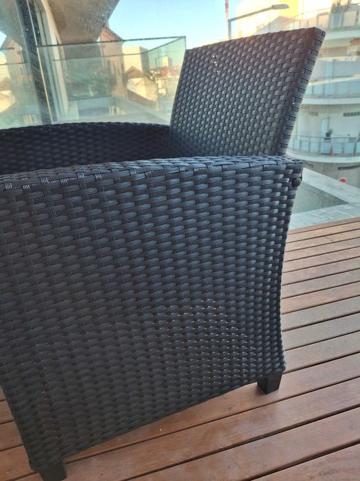 Cadeiras de jardim e mesa de exterior