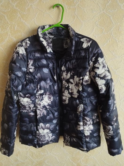 Жіноча демісезонна куртка  тепла (пух) в S розмірі.