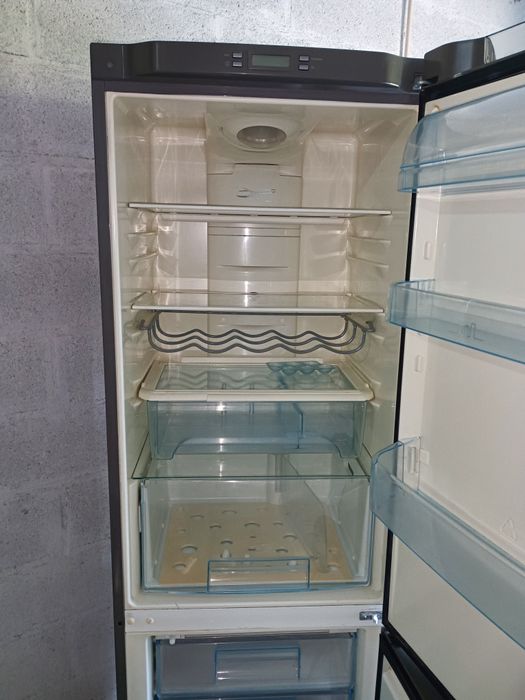 Frigorífico combinado marca ELECTROLUX DIGITAL, a funcionar perfeitame