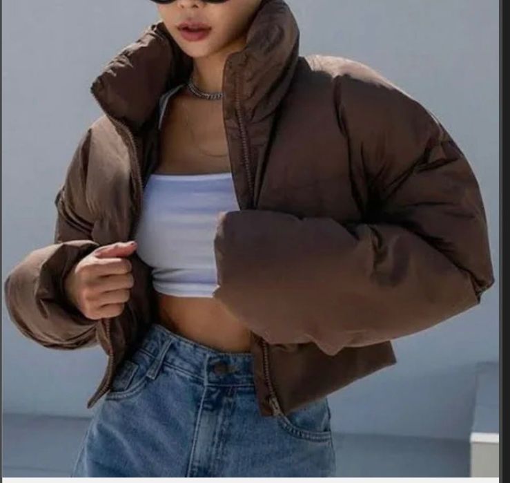 Тепла укорочена куртка у трендовому коричневому кольорі