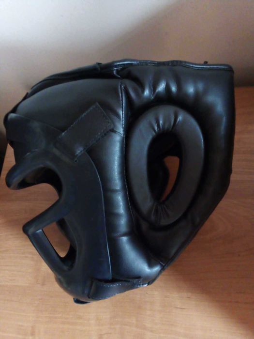 Czarny kask z maską
