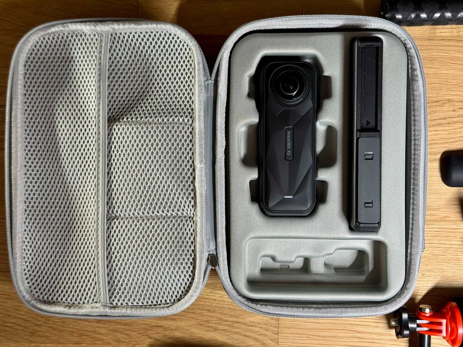 Insta360 X5 Essentials Bundle + Extras + Moto kit | Como Nova