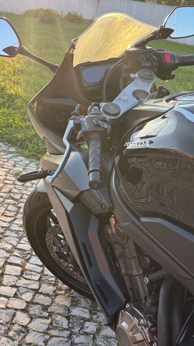 Vendo CBR 650R Impecável