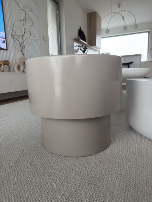 Metalowy stolik kawowy H&M HOME piaskowy chłodny beż 45 cm